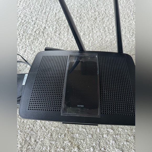 LIKE NEW Linksys WiFi router - Picture 4 of 4